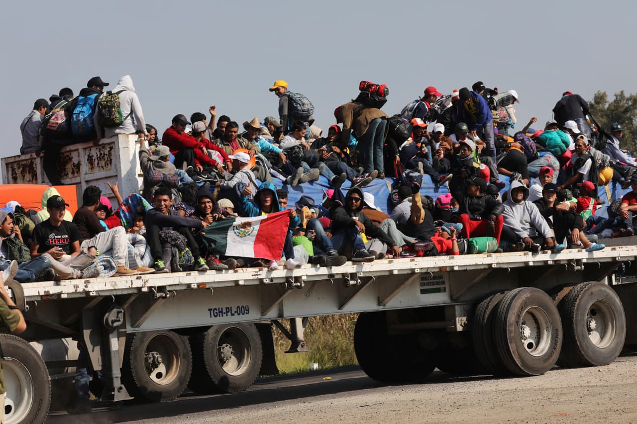 Un enorme grupo de migrantes centroamericanos que tratan de llegar a Estados Unidos se desplazan en un camión en Celaya, México, el domingo 11 de noviembre de 2018. (AP Foto/Rodrigo Abd)