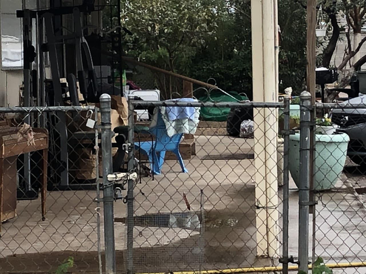 Los oficiales llegaron a la residencia y, una vez dentro, 
<a href="https://www.univision.com/local/arizona-ktvw/reportan-muerte-de-tres-menores-en-el-sur-de-phoenix-video">encontraron a tres niños sin vida.</a>
<br>