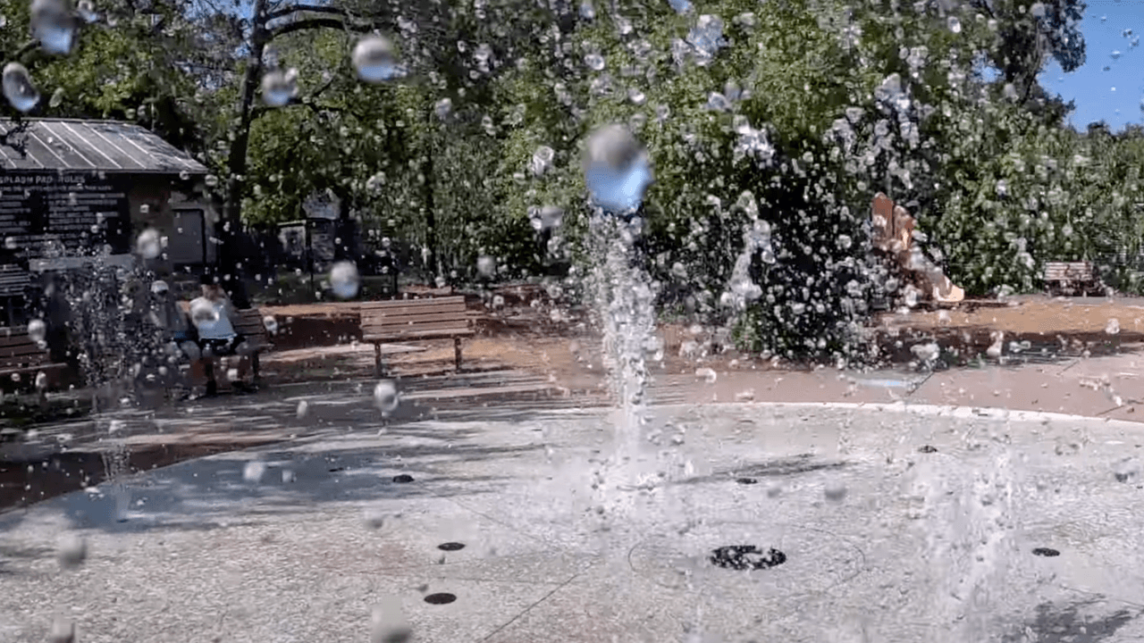 🌊 
<h3 class="cms-H3-H3">Chestnut Splash Pad</h3>
<br>📍 2205 E 16th St
<br>📞 512-974-9332