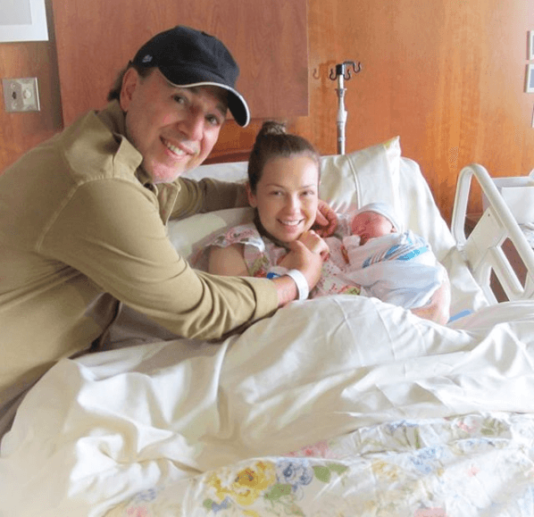 Con esta imagen, hasta ahora inédita, Thalía recordó el nacimiento de su hijo Matthew Alejandro, quien este 25 de junio cumplió 7 años de edad. La cantante también conmemoró a su madre, quien murió unas semanas antes de que diera a luz.