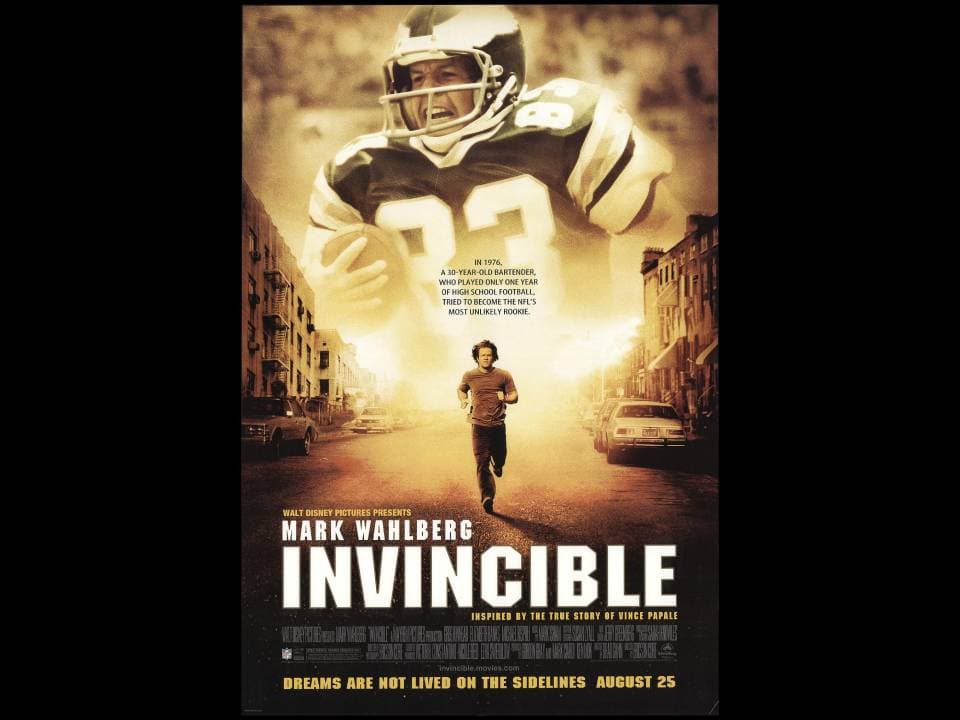 'Invincible' (2006) | Es la historia de Vince Papale, aquél jugador que tuvo la oportunidad de debutar a los treinta años, convirtiéndose en el novato más grande de la NFL. Protagoniza Mark Wahlberg.
