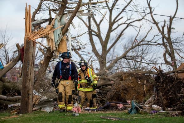 Dos personas perdieron la vida y sobre una veintena resultaron heridas luego del paso de fuertes tornados que tocaron tierra en los poblados de Rochelle y Fairdale a unas 80 millas al noroeste de Chicago la noche del jueves. Rescatistas continúan en la búsqueda de personas desaparecidas entre los escombros.