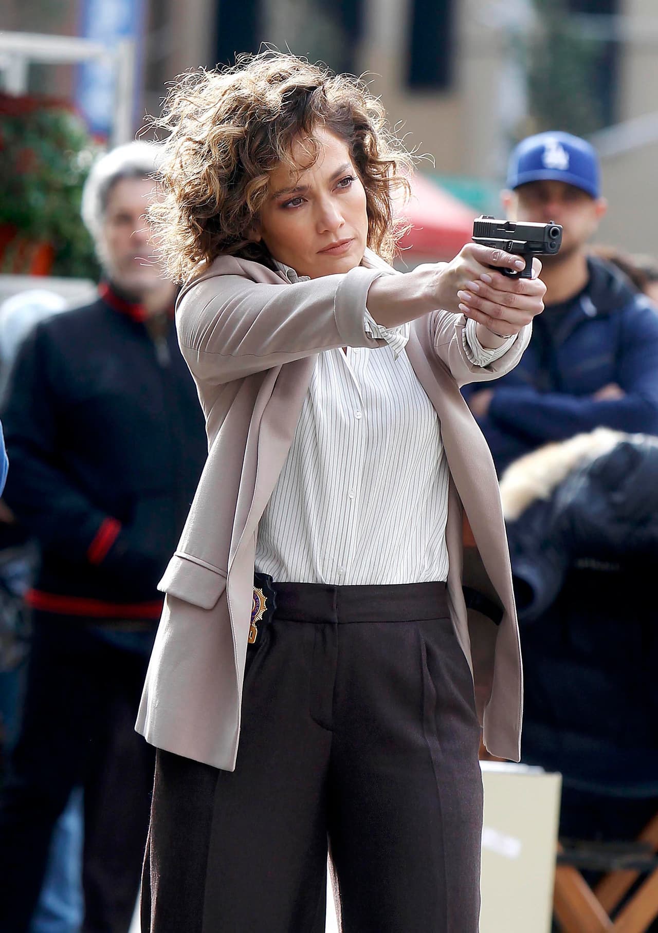 Además lleva el cabello cortito y con rizos.