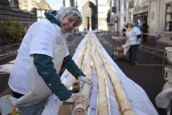 En la ciudad Francesa de Vernon, crearon el tradicional postre "Tronco de Navidad" más grande del mundo, midió 1.4 kilómetros.