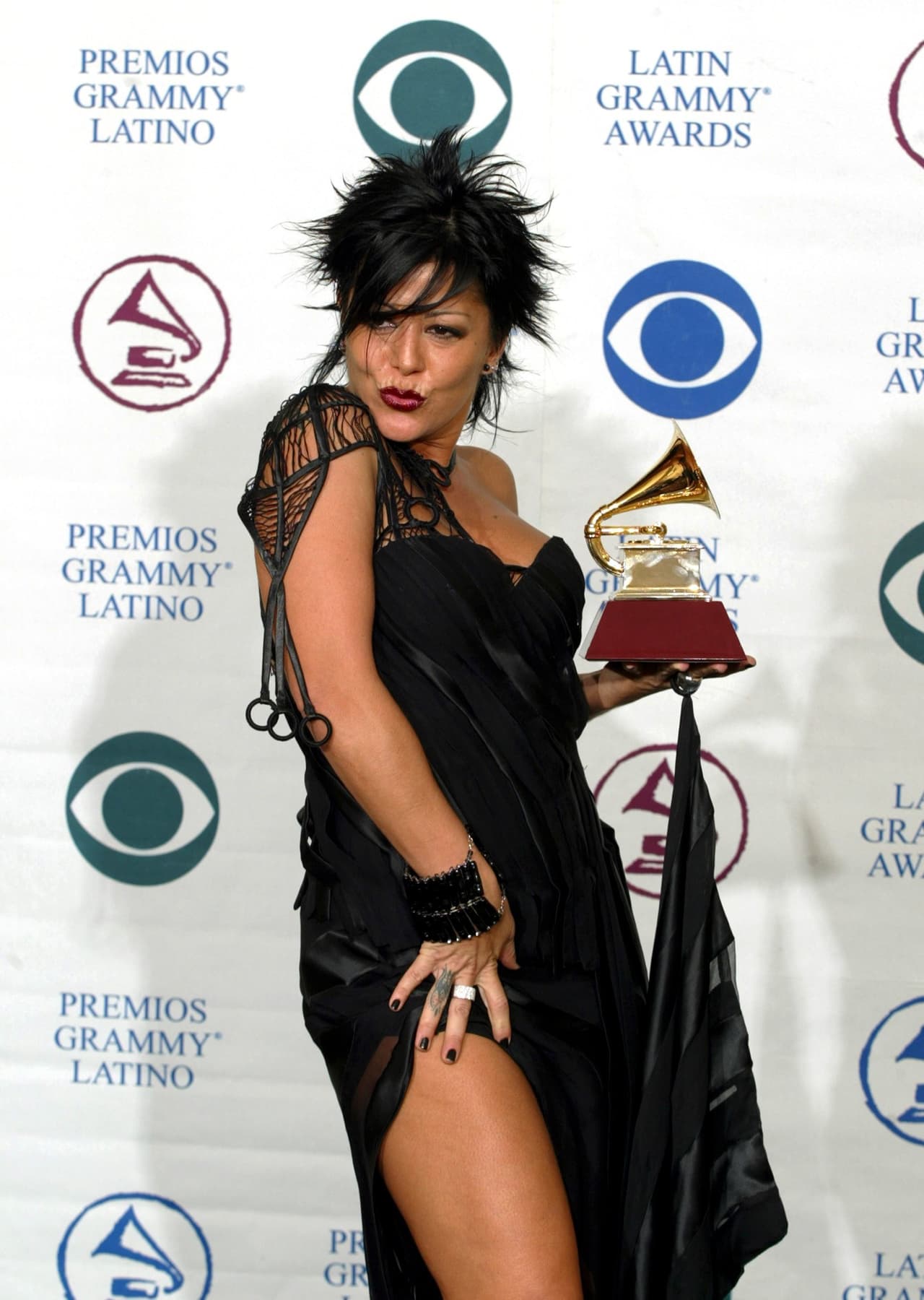 La relación de Luis Miguel con la dinastía Pinal no paró allí. Según la periodista Claudia de Icaza, 'El Sol' también anduvo con 
<b><a href="https://www.univision.com/shows/primer-impacto/ante-las-camaras-alejandra-guzman-le-envia-un-mensaje-a-frida-sofia-video" target="_blank">Alejandra Guzmán</a></b>, al mismo tiempo que tenía una relación con su sobrina Stephanie. 
<br>