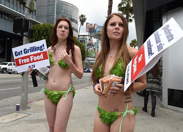 Activistas de la organización ‘PETA’ lanzaron una creativa campaña para impulsar el uso y consumo de productos vegetarianos durante las fiestas de Memorial Day.