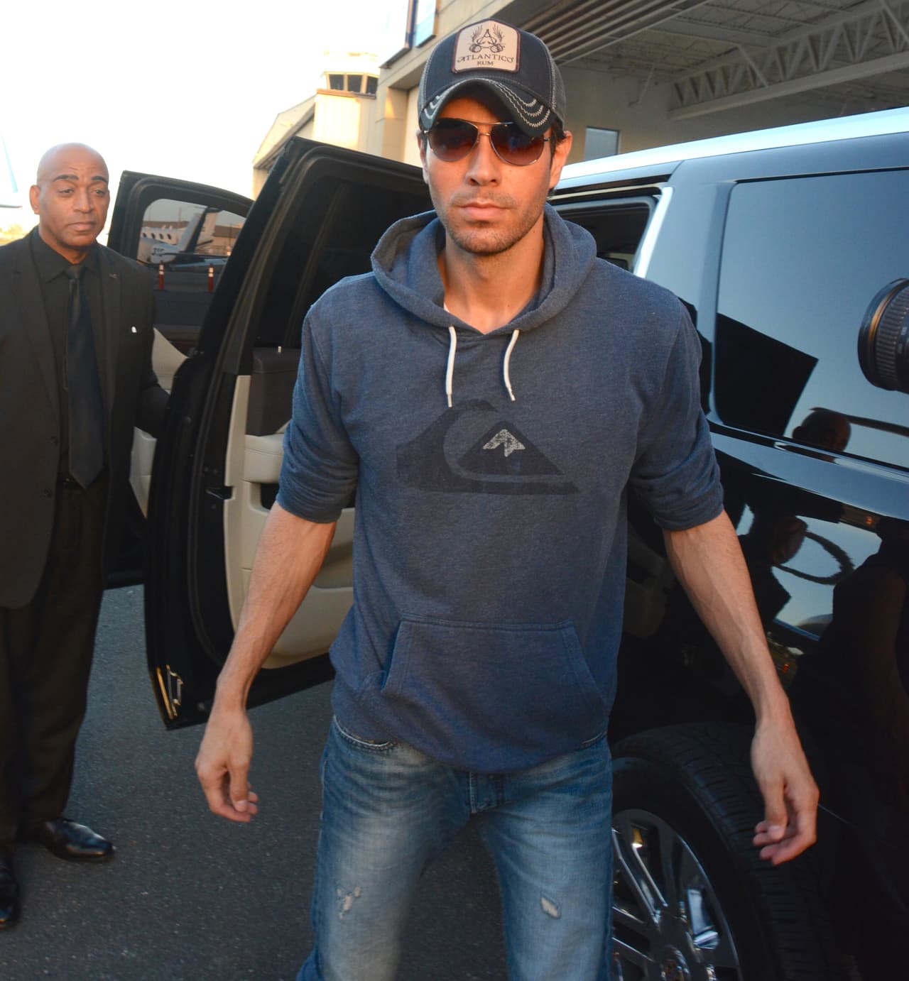 <b>Enrique Iglesias</b>
<br>Otro más al que no le ha importado conducir en Estados Unidos
<b> con licencia de conducir vencida</b> ha sido Enrique Iglesias. En julio de 2015 el cantante español cometió una infracción al circular por un carril cerrado al tránsito vehicular por una carretera de Florida.