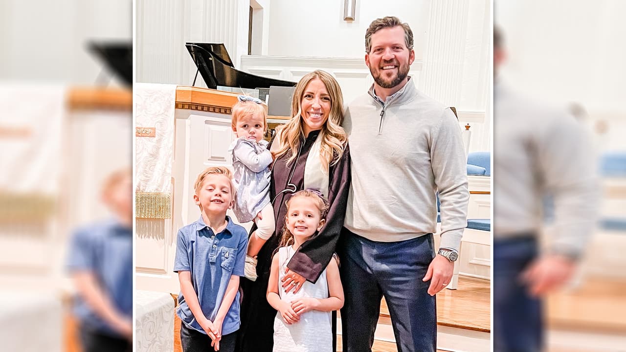 Victoria Powers posa junto a su esposo y su tres hijos.