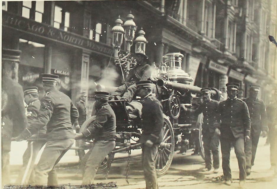 Los rudimentarios equipos de bomberos de aquel entonces lucharon contra los siniestros pero no pudieron controlar la propagación de las llamas.