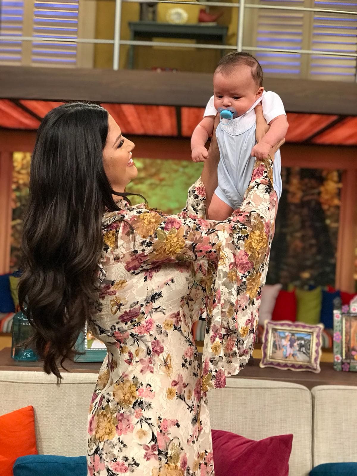 Ana llevó a Gael por primera vez a su trabajo para que sus compañeros y la gente que nos sigue desde sus casas puderan conocerlo.