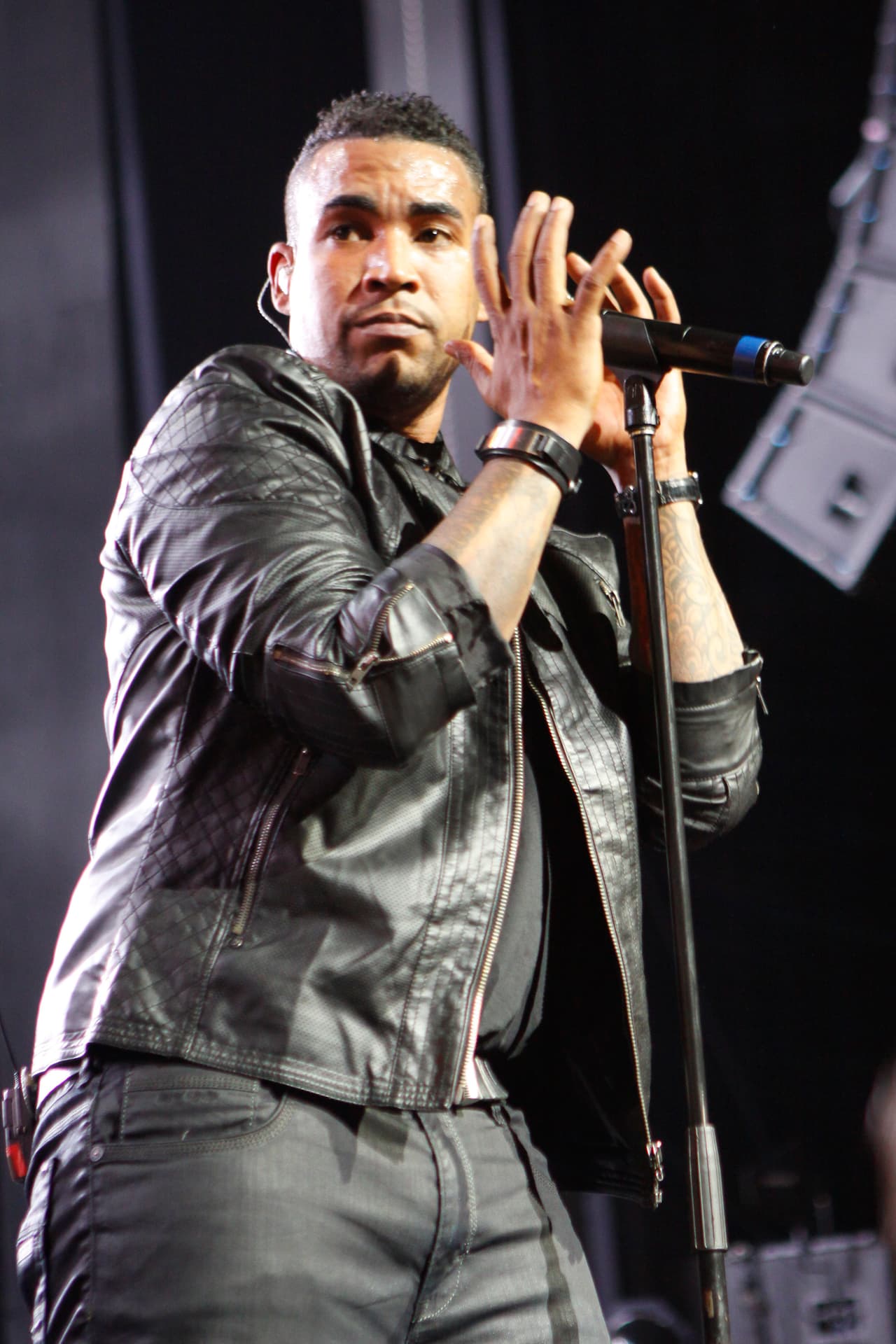 Con tres nominaciones en las categorías Álbum del Año Urbano, Canción del Año Urbano y Artista del Año Urbano, el cantante buscará permanecer en su trono.