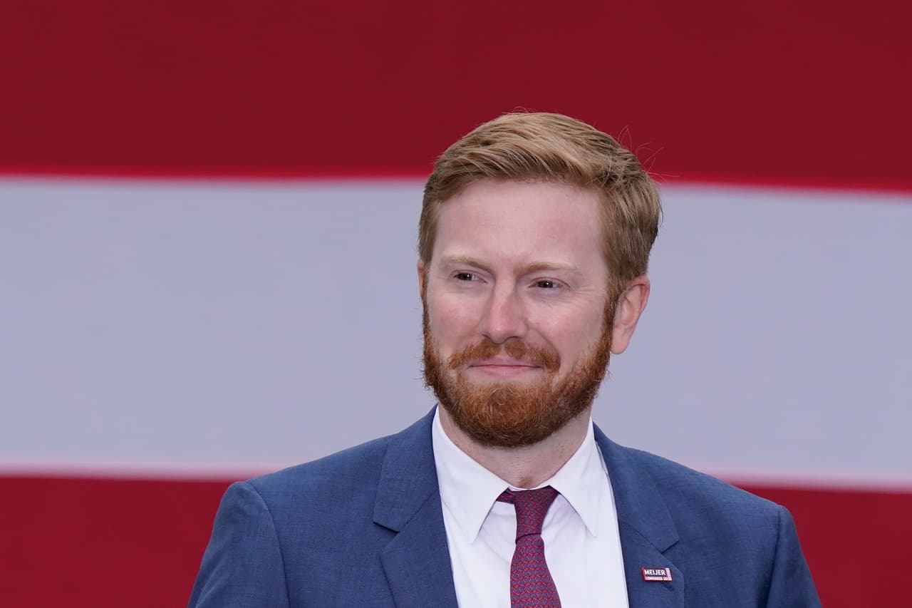 Y Peter Meijer, representante republicano por Michigan, se unió al grupo de los 10 legisladores republicanos.