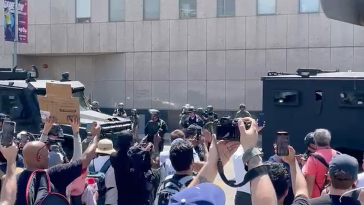 La concentración frente al Edificio Federal fue vista como un intento de frenar la colaboración entre agencias federales y locales en los operativos de inmigración que generaron gran rechazo social.