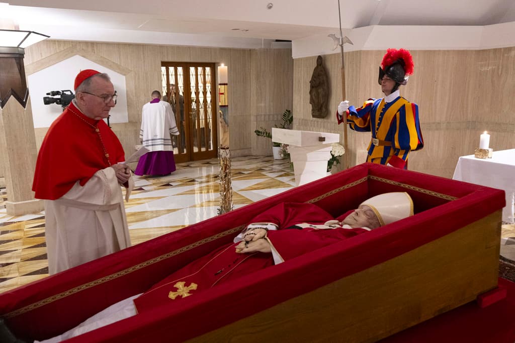 El secretario de estado del Vaticano, el cardenal Pietro Parolin, reza frente al cuerpo del papa Francisco.