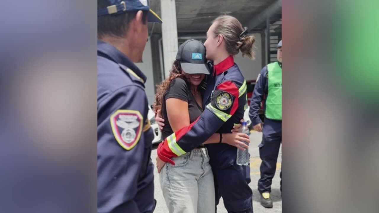 La nadadora Ana Sofía se reencuentra con la bombera que la rescató tras horas bajo los escombros en Manizales, Colombia