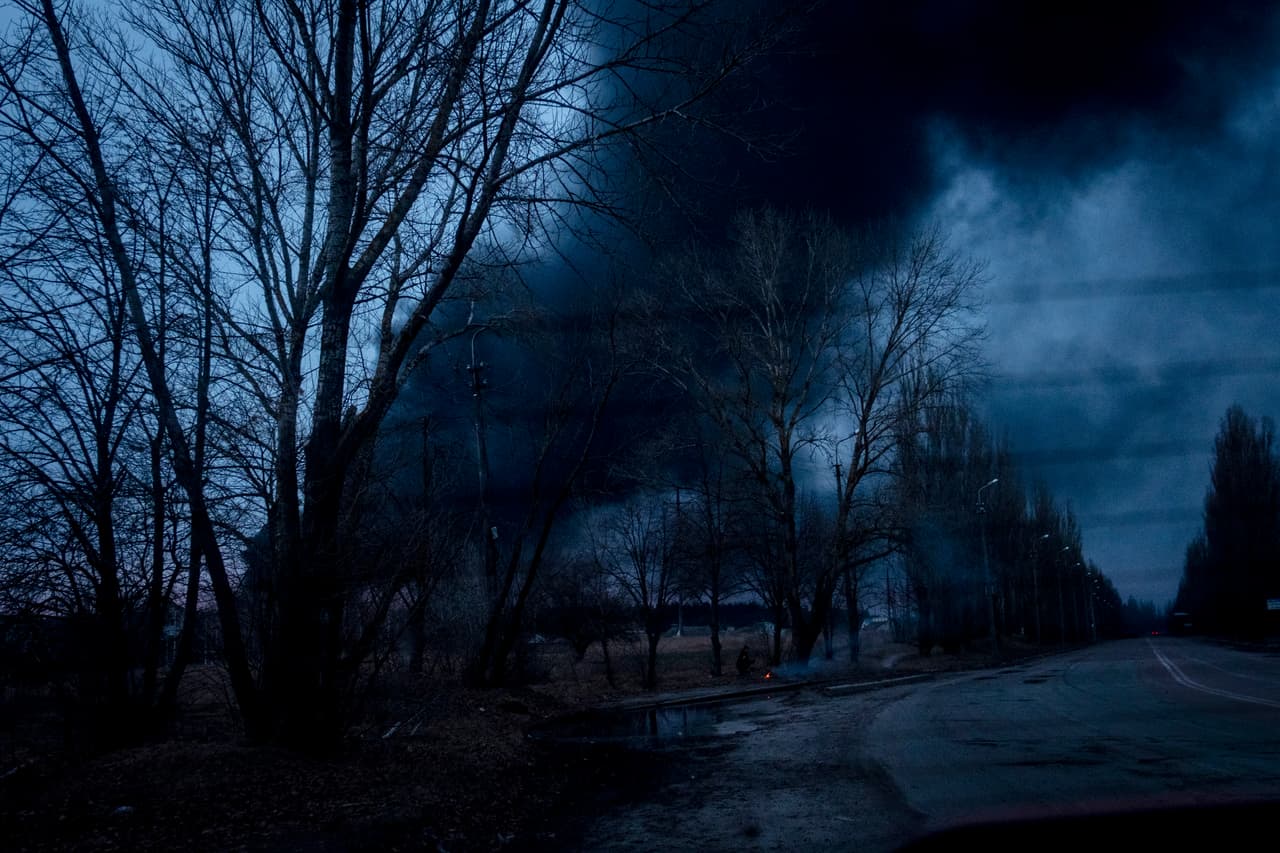 Cherhiniv: Un proyectil impacta en un edificio en la sitiada ciudad de Cherhiniv, donde el día anterior murieron 50 personas por dos misiles balísticos rusos.