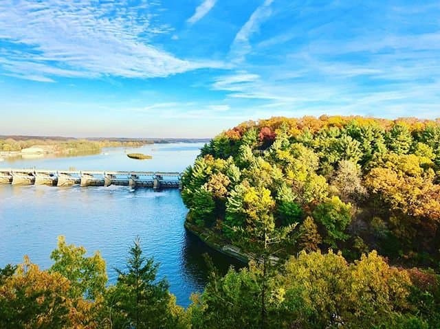 La vista durante el otoño en el parque estatal Starved Rock es impresionante.