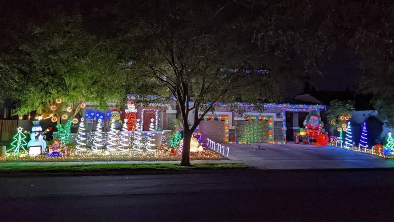 <a href="https://seeclickfix.com/issues/11575205 " target="_blank">Ubicación</a>: 2989 E Marlene Dr Gilbert, AZ, 85296
<br>Las luces están sincronizadas con la música, sintonice su radio al 99.1 FM para disfrutar del espectáculo.