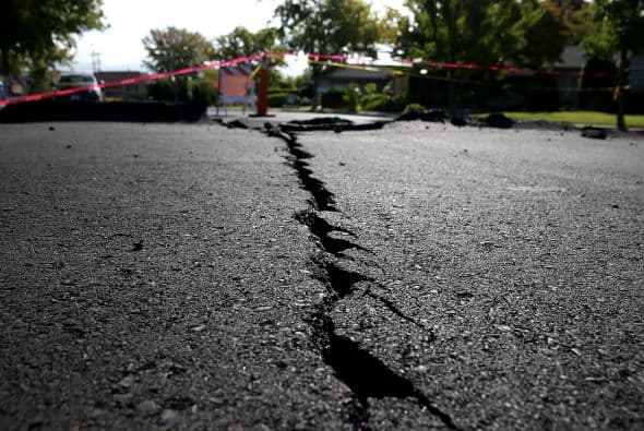 2. 
<b>Crea un plan de contingencia</b>
<br>Reúnete con su familia o compañeros de casa para planificar lo que hará cada persona antes, durante y después de un terremoto. Asegúrate de que el plan de emergencia 
<b>incluya rutas de evacuación y lugares de reunión</b>. También crea una lista de contactos con nombre y número de una persona de confianza fuera del estado.