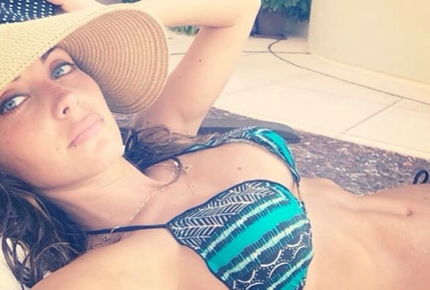 Anahí también tiene lo suyo, tiene un abdomen plano espectacular.