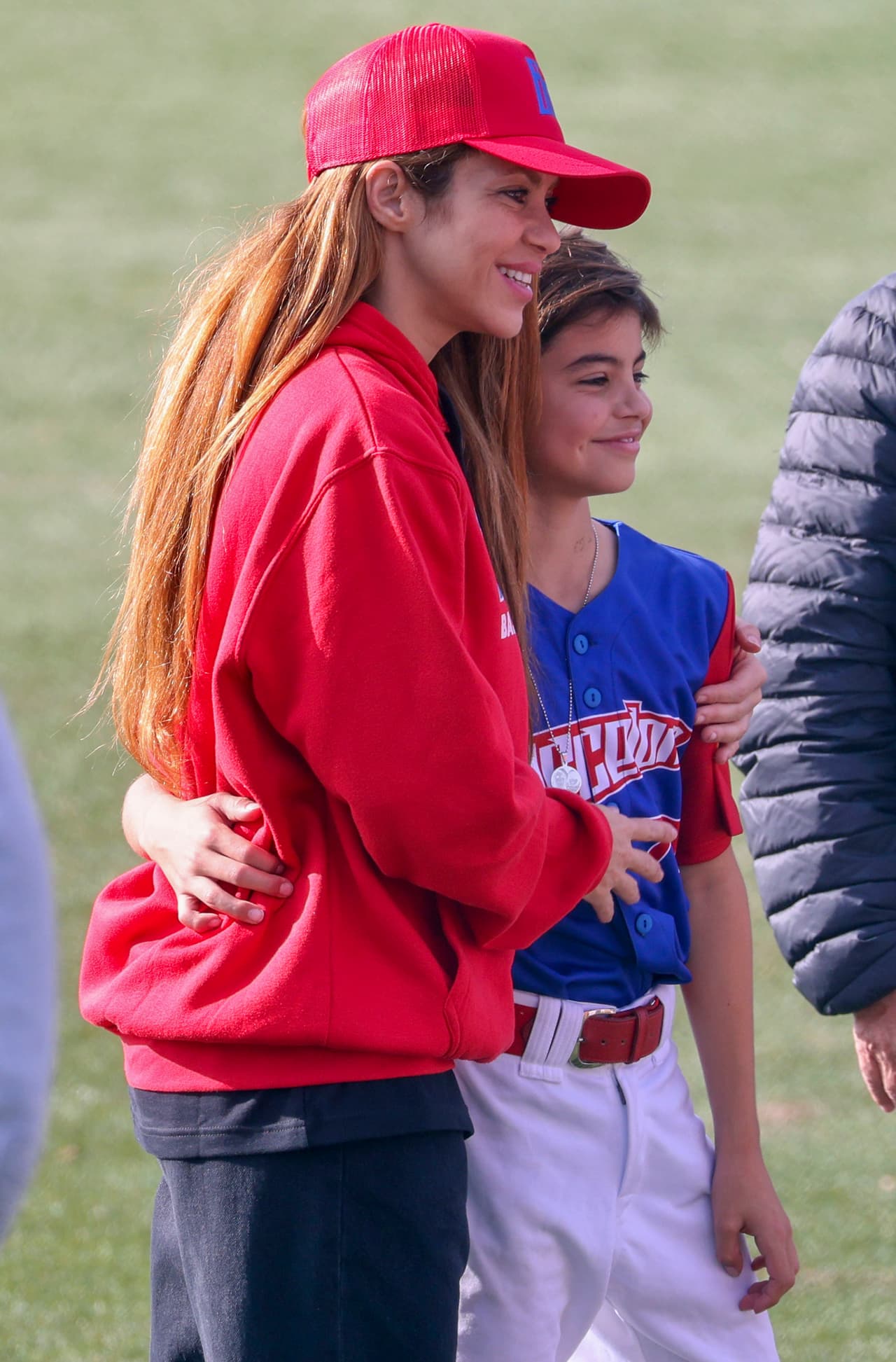 Mientras que su famosa madre se dejó tomar fotos con todos los espectadores que se acercaron a ella. 
<br>