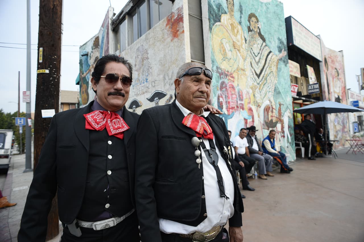Mariachis se juntan en Mariachi Plaza en Boyle Heights, el 20 de diciembre 2014. La restauración del Hotel Mariachi cerca a esta plaza preocupó a muchos miembros de la comunidad por la posibilidad de que este centro de cultura se desaparecía.
