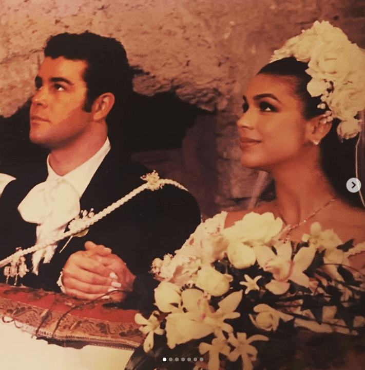 17. El 25 de junio de 1994, Biby Gaytán y Eduardo Capetillo se casaron en la Hacienda de Chiconcuac, en Morelos, México, después de un año de vivir juntos. Su boda fue la primera en ser televisada en vivo en México.