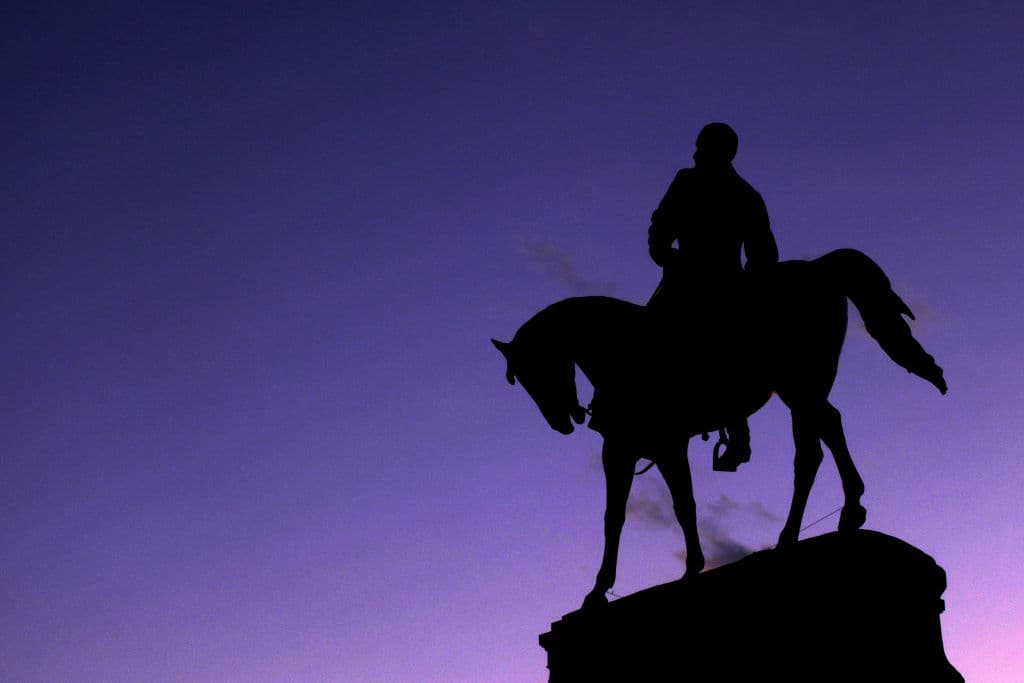 La retirada de la estatua de Lee 
<b>se retrasó por una serie de demandas</b> que finalmente terminó desestimando la Corte Suprema de Virginia. La decisión de dar este paso por parte de Notham y del alcalde de Richmond, Levar Stoney, también demócrata, ha sido 
<b>celebrada por los activistas de los derechos civiles</b>, que llevaban décadas pidiendo la remoción de este y otros monumentos similares sin éxito.