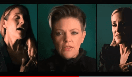 Las texanas "The Chicks" interpretaron a cappella el himno nacional de Estados Unidos al inicio de la última jornada de la Convención Demócrata. Esta ha sido su primera presentación nacional tras haber dejado su nombre anterior "Dixie Chicks", porque la palabra "Dixie" hacía referencia a un nombre que dividía a las personas en tiempos de la esclavitud.