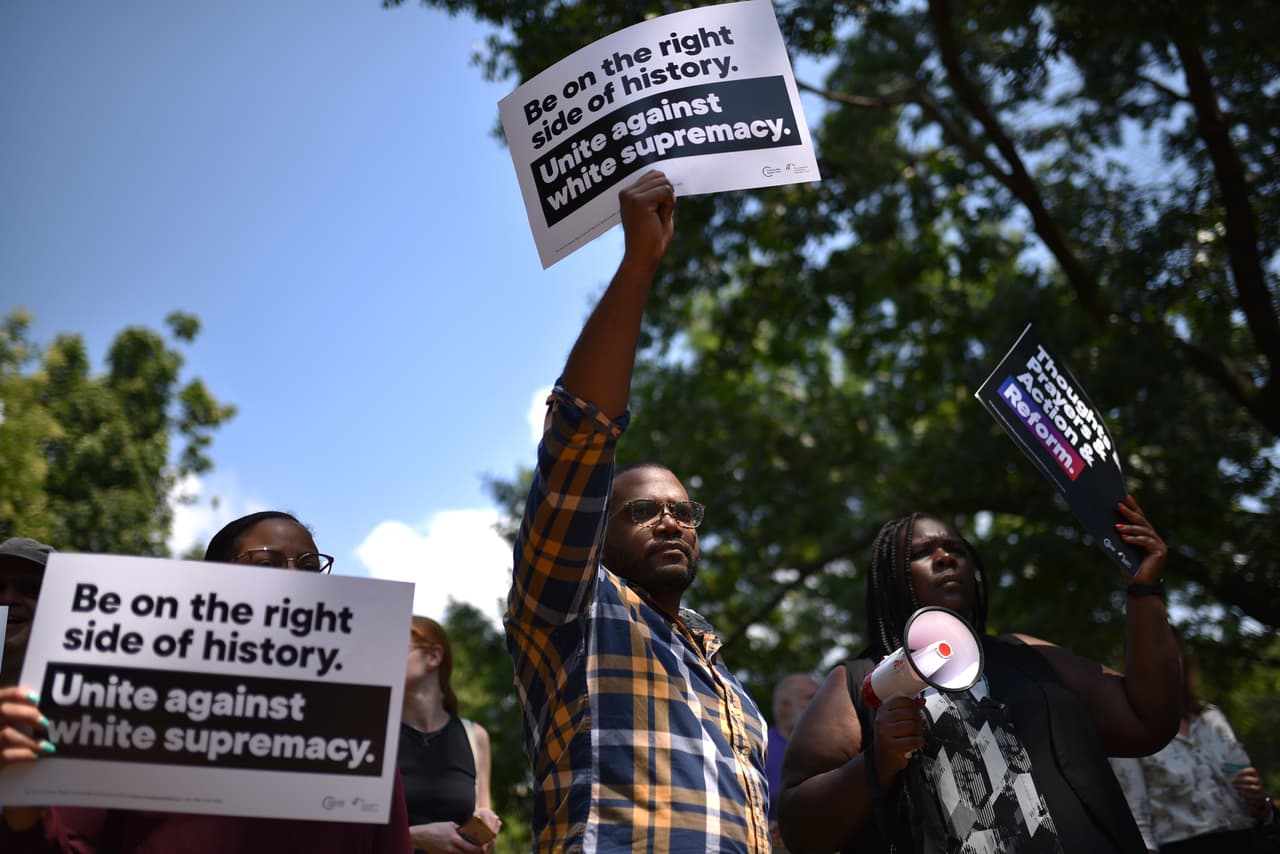 “Ponte en el lugar correcto de la historia. Unidos contra el supremacismo blanco”, se lee un el cartel visto el martes en la manifestación frente a la Casa Blanca.