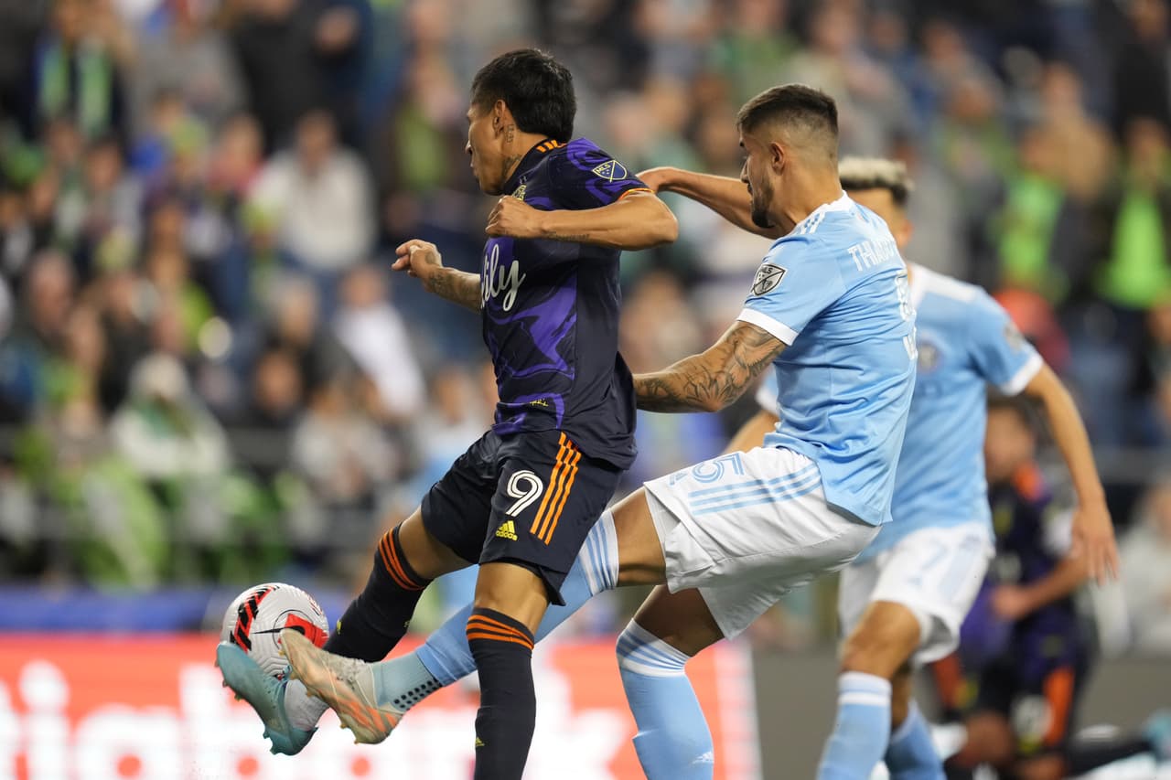 Al 65’, Ruidíaz fue derribado en el área. La jugada se revisó en el VAR y se concedió la pena máxima. Nicolás Lodeiro no tuvo piedad y anotó para el 3-1 definitivo que le da a Seattle una buena ventaja para la vuelta en New Jersey.