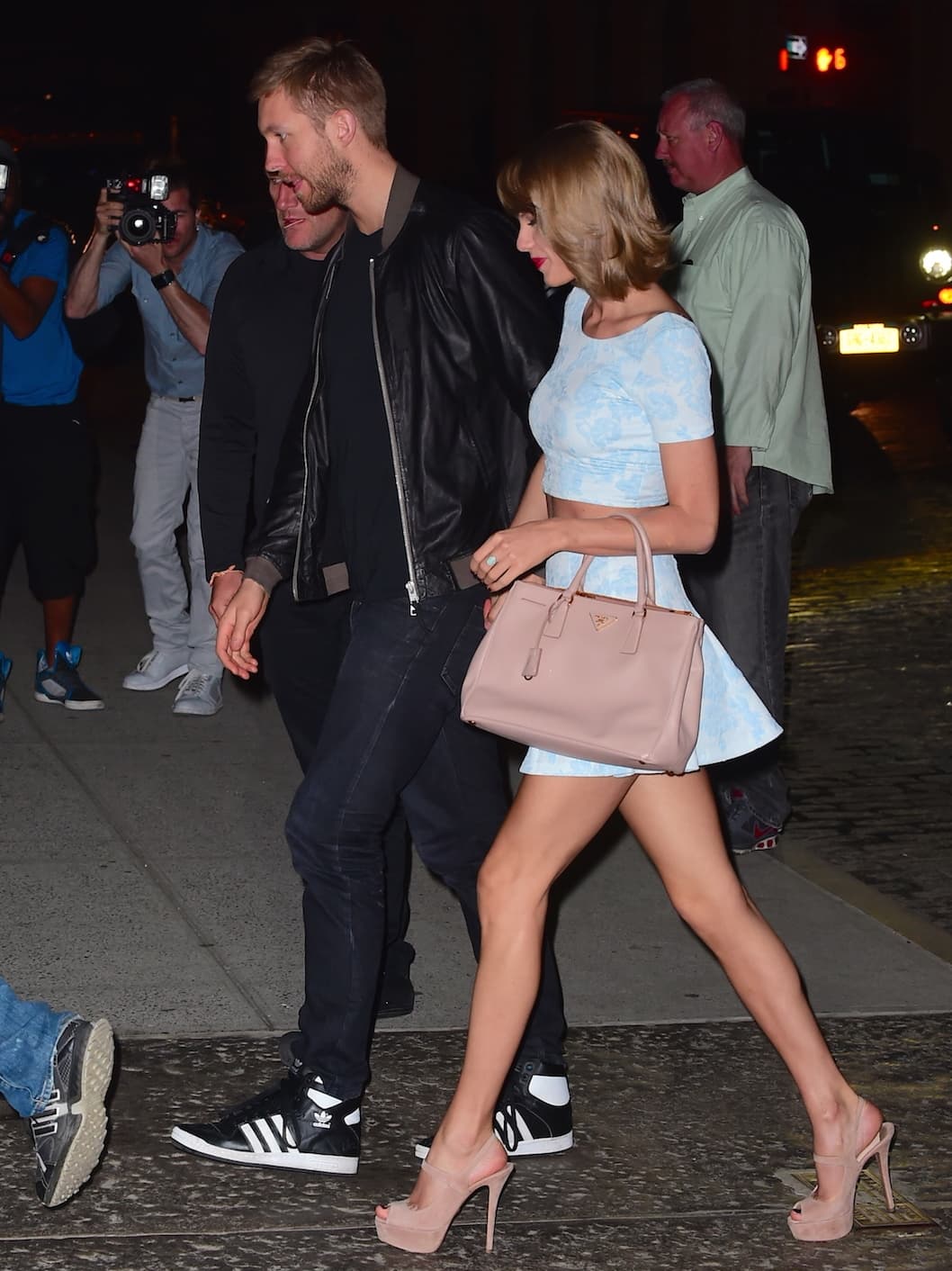 Los músicos fueron captados en una pizzería de Nueva York muy acaramelados.