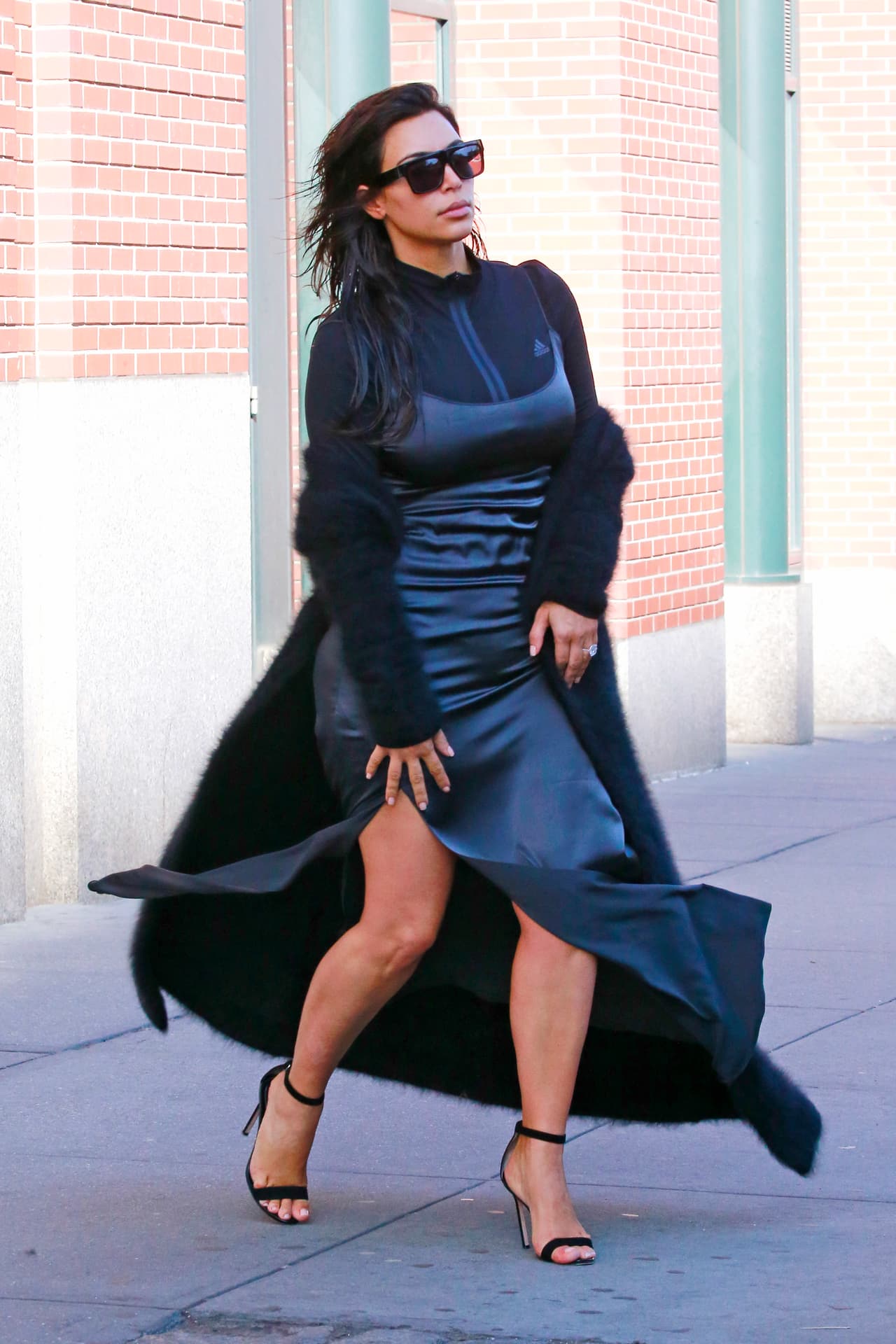 Además, dejó sus piernas a la vista.