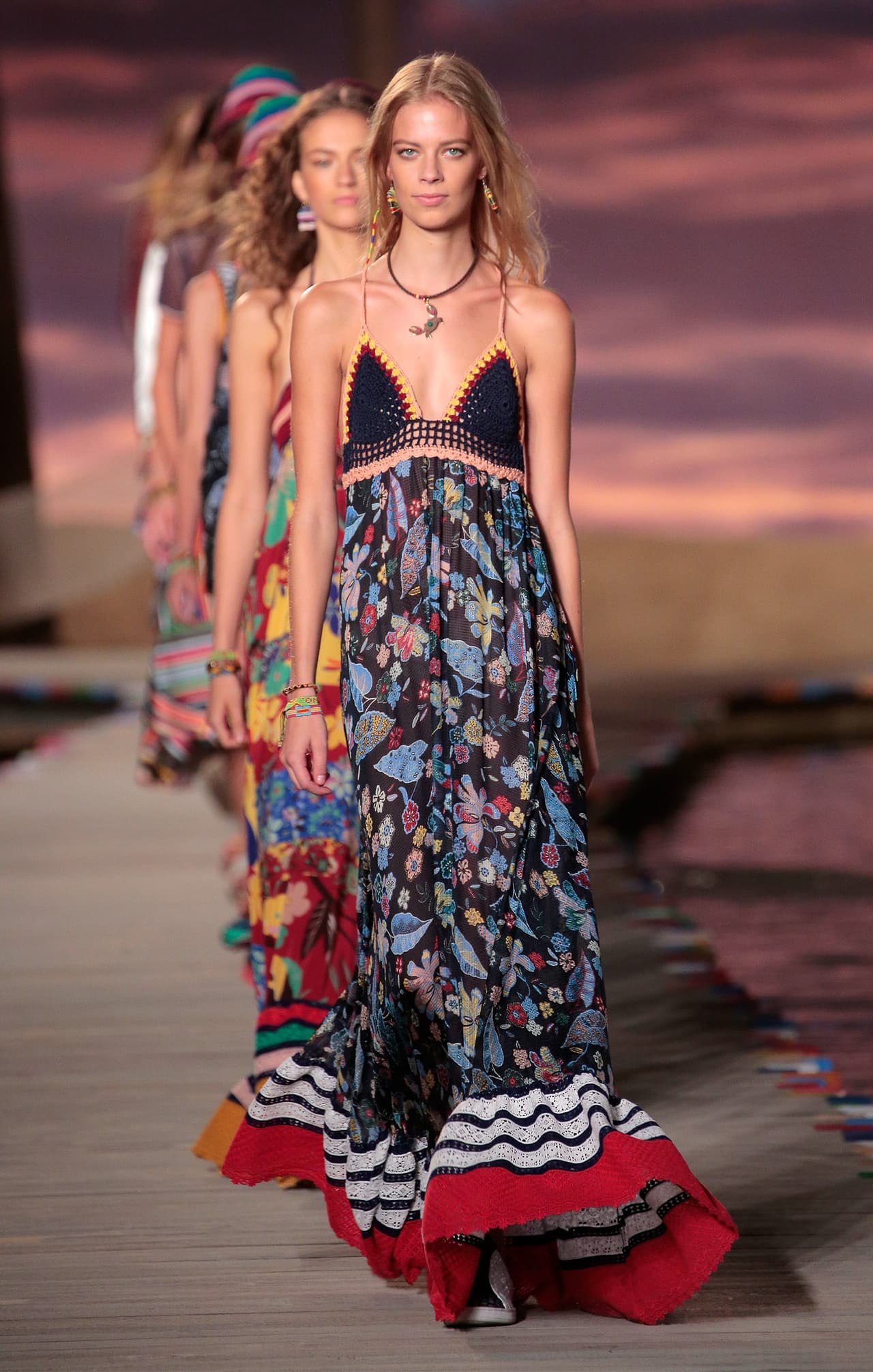 Los estampados florales también hicieron gala en la figura de las modelos, que con gran porte llevaron cada una de las prendas.