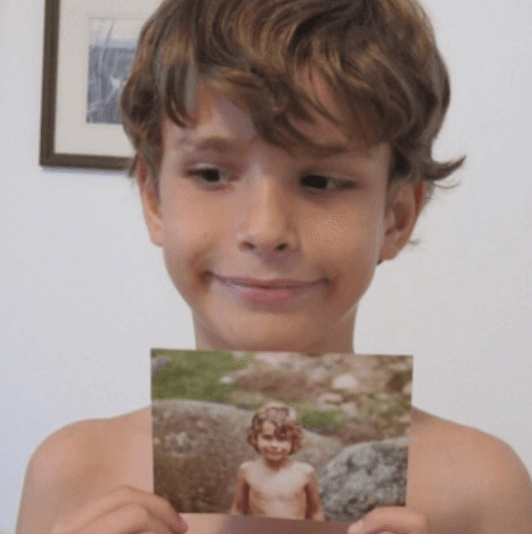 Este foto es un ejemplo de ello, Alex mostrando que su papá era igualito a él de niño.