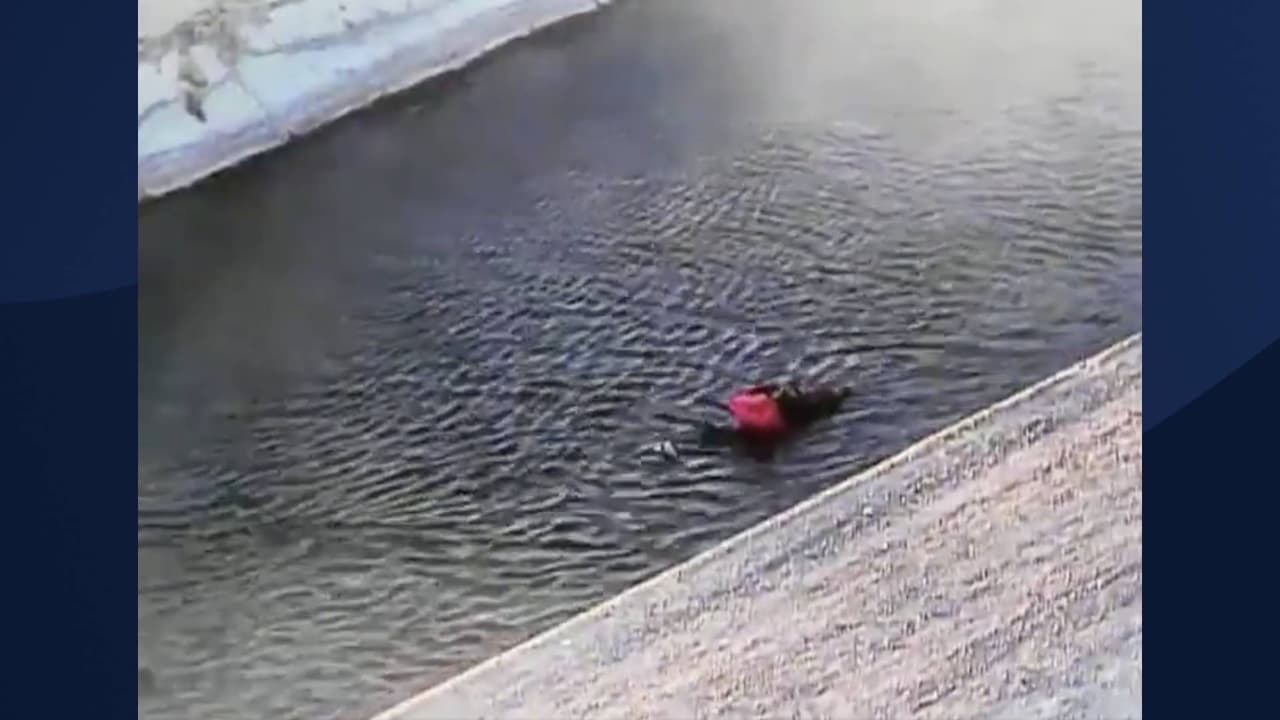 Al pisar suelo estadounidense, el padre ató a su hijo en su espalda y luego se tiro al canal para intentar cruzarlo, sin embargo, la corriente los comenzó a arrastrar rápidamente. 
<br>
<br>