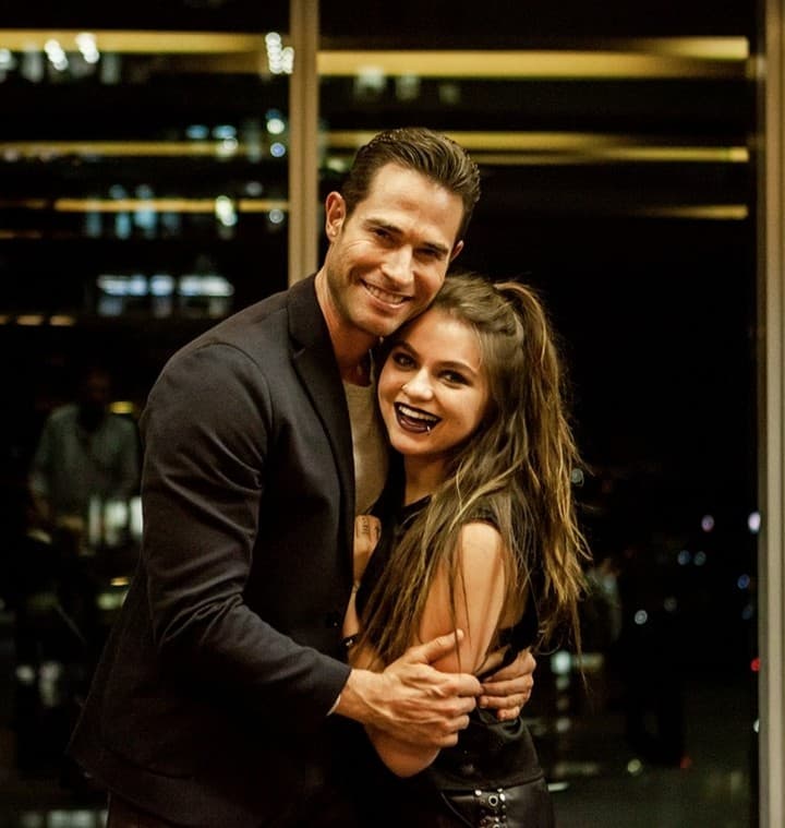 Durante las grabaciones todo el elenco creó un gran vínculo que traspasó la pantalla. Sebastián Rulli se fotografió en varias ocasiones al lado de sus compañeros como 
<b><a href="https://www.univision.com/temas/sofia-castro" target="_blank">Sofía Castro</a></b>, quien se transformó para dar vida a Kenia.