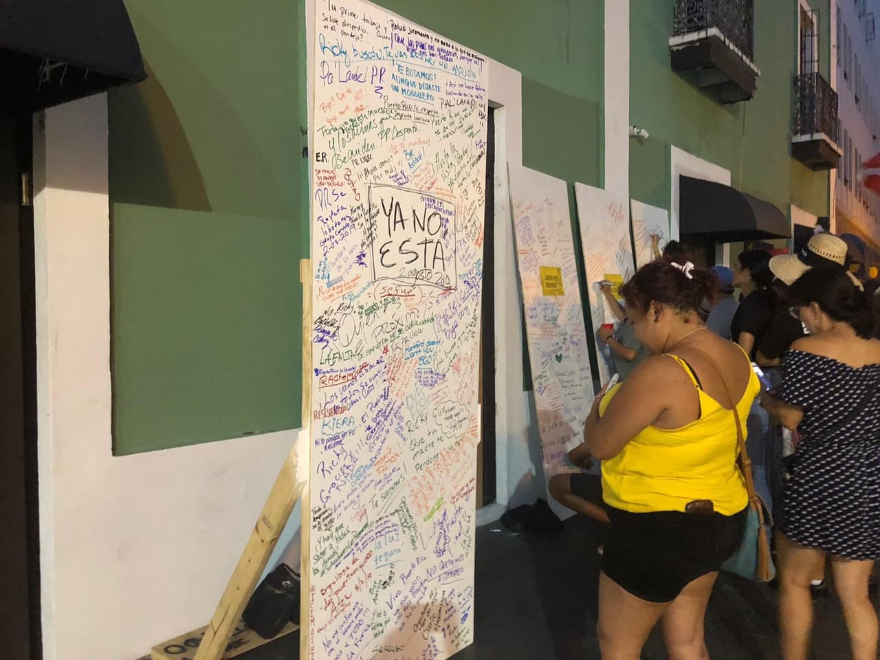 Diferentes personas de toda la Isla expresaron su sentir en los tablones de expresión: "Ya no está, 2 agosto 2019" dice uno de los comentarios, haciendo referencia a Ricardo Rosselló.