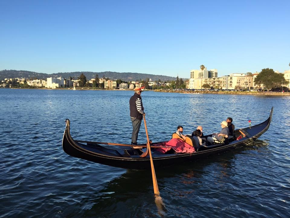 ¿El romance de Venecia - en Oakland? Para una cita romántica, toma una góndola con tu pareja y diviértete. Ese placer no solo está reservado para las personas en Venecia, Italia. Desde 1999, 
<a href="https://www.facebook.com/pg/GondolaServizio/photos/?ref=page_internal" target="_blank">Gondola Servizio</a> ha estado ofreciendo recorridos en góndola, con música de ópera, en el lago Merritt en Oakland.