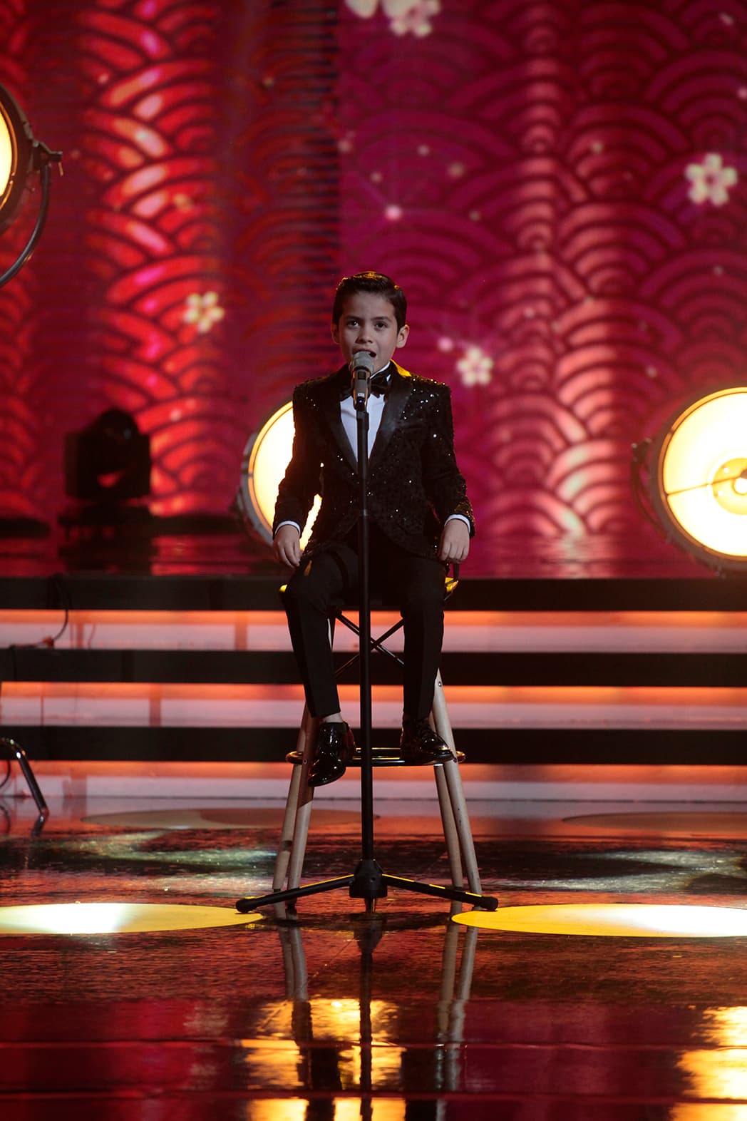 Desde el inicio, Kevin se veía incómodo (aparentemente no lograba conectar con la canción estando sentado). Entonces comenzó a cantar, lo hizo fuera de tiempo.