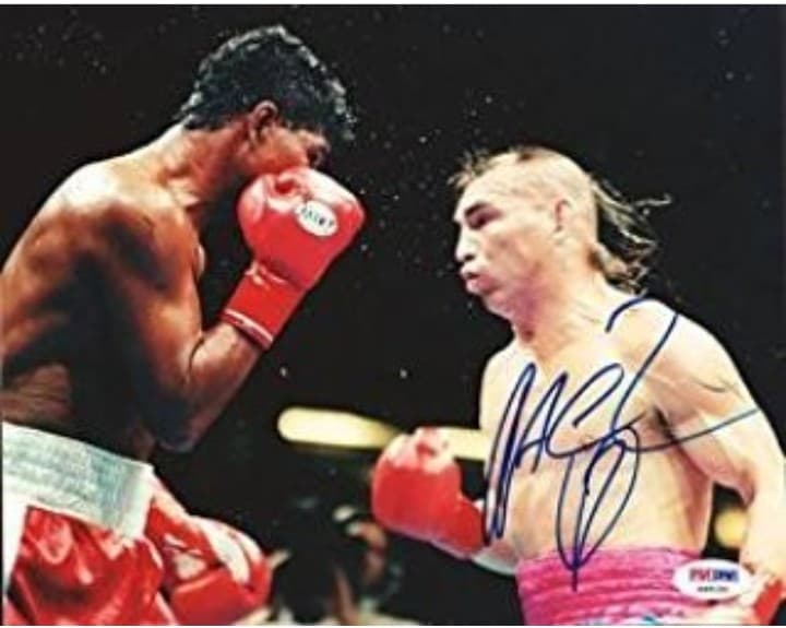 Su récord profesional es de 79 victorias, 51 de ellas por nocaut, 14 derrotas y 5 empates.