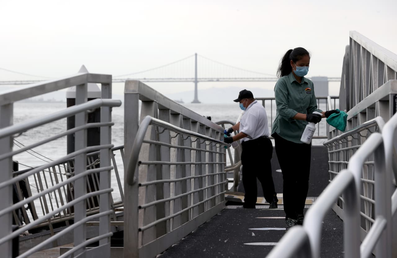 Trabajadores de la isla de Alcatraz
<b>usan desinfectante para limpiar los pasamanos</b> por donde los visitantes pasan tras bajarse del ferry que los transporta hasta el sitio. El
<a href="https://www.univision.com/local/los-angeles-kmex/parques-nacionales-en-california-reabren-pero-con-nuevas-reglas-por-el-coronavirus-fotos">Servicio de Parques Nacionales</a>, propietario de la atracción, ha estado reabriendo también otros parques nacionales como Yosemite, Pinnacles y Muir Woods, entre otros.