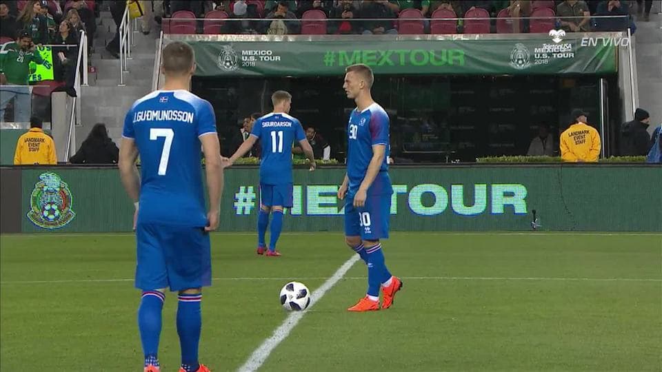 Arranca el partido y la pelota está en juego.