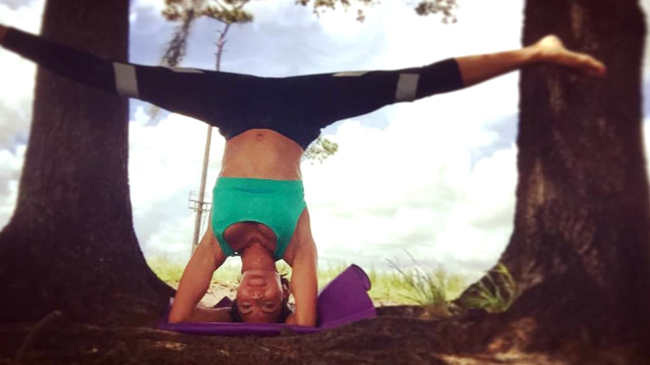 Gabriela Álvarez es una pro del yoga y ponerse de cabeza es cosa fácil.