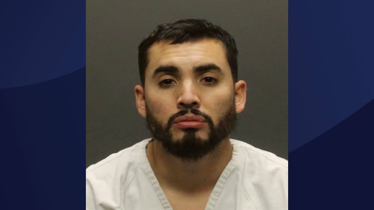 “El sospechoso, identificado como Nino De Jesús González, de 26 años, fue fichado en el Complejo de Detención de Adultos del Condado de Pima por múltiples delitos graves”, publicó el Departamento del Sheriff del Condado de Pima en Facebook.