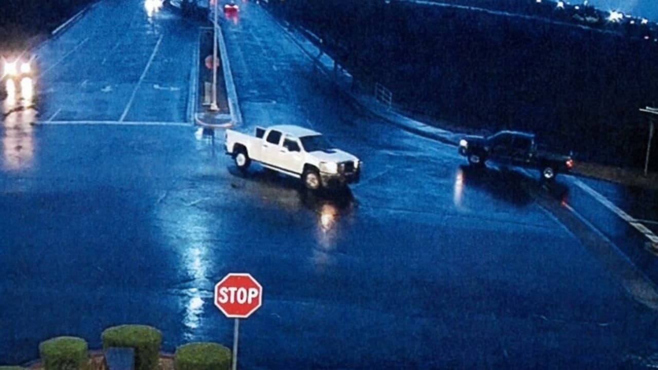 Un desconocido atacó a una mujer de 31 años poco después de que ella bajó de su auto. La apuñaló en varias ocasiones y luego volvió a subir a la camioneta blanca en la que había estado merodeando.