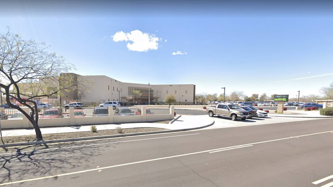 <h3 class="cms-H3-H3"><b>Goodyear, Arizona</b></h3>
<br>El sitio de pruebes se encuentra 
<a href="https://goo.gl/maps/bg7pWq41qhzR9EsB6" target="_blank">en el estacionamiento de la escuela Copper Trails</a>, 16875 W. Canyon Trails Blvd., Goodyear, AZ 85338. 
<a href="https://embrywomenshealth.com/covid-19-testing-at-copper-trails-elementary-school/" target="_blank"><b>Haz clic aquí para hacer una cita en línea</b></a>. Organizadores del evento indican que los resultados de las pruebas realizadas estarán 
<b>disponibles en aproximadamente 36 a 72 horas</b>.
<br>