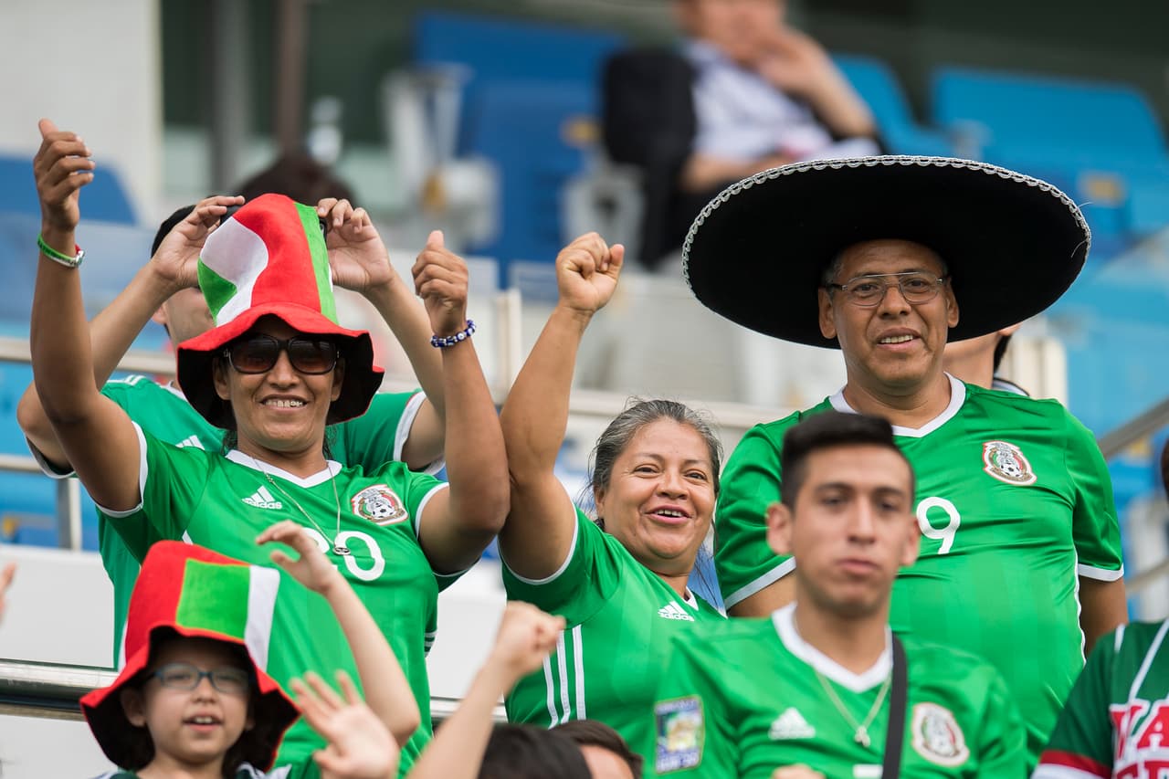 La familia mexicana y el sombrero tradicional vistieron de alegría la fiesta de los fanáticos del 'Tri'.