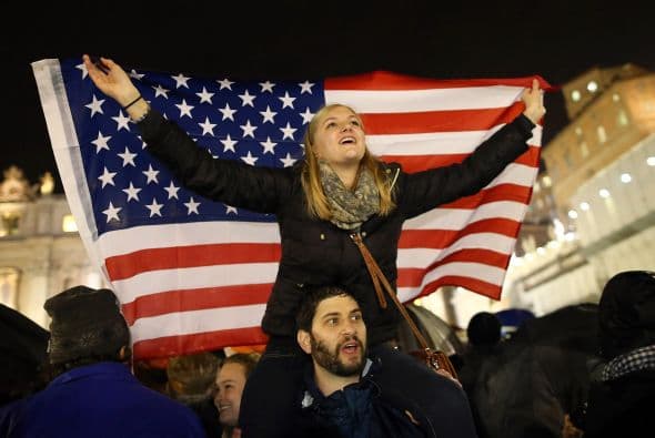 Se veían ondear banderas de todos los países en la plaza.