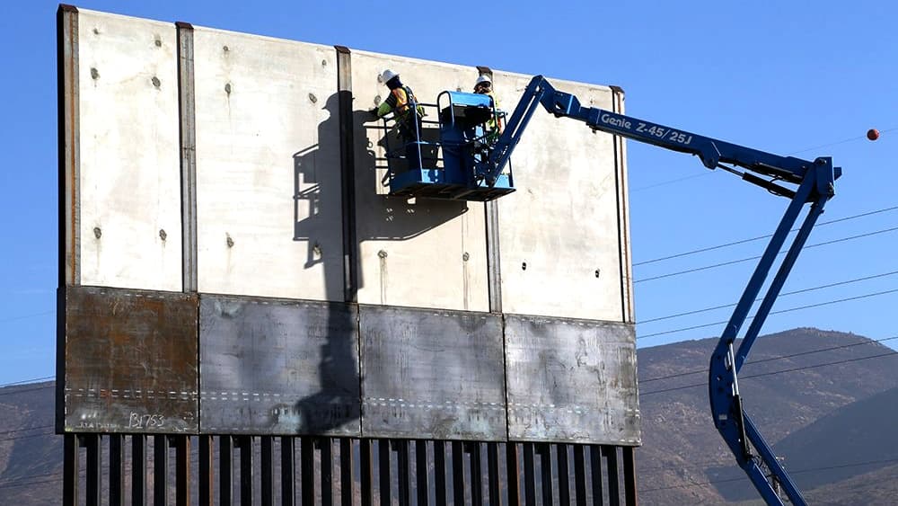 Trabajador montado en una grúa a 30 pies de altura.